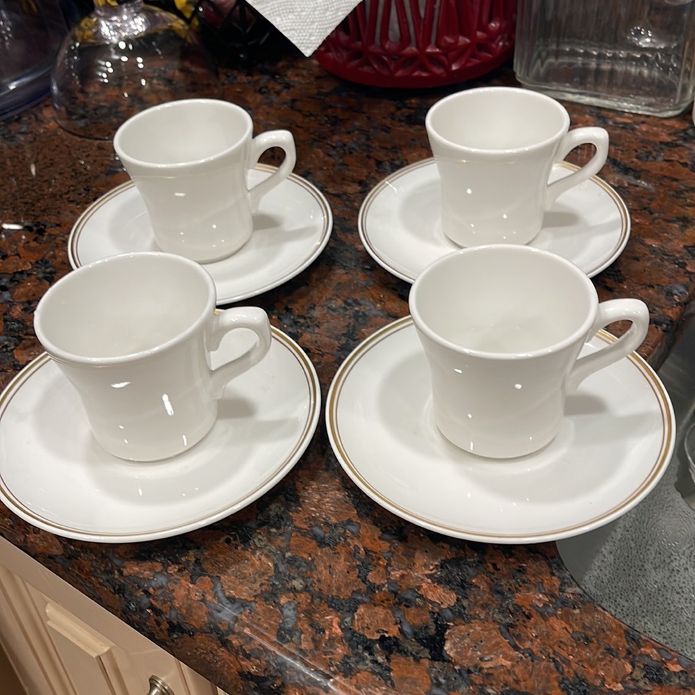 Dodson fine porcelain China four cups and saucers gold trimmed on saucer vintage
